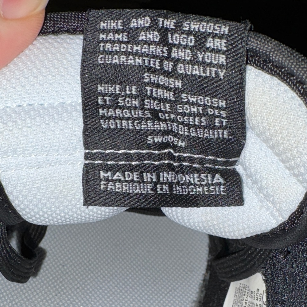Nike Women’s Classic Black and White Panda Dunks - Picture 4 of 6
